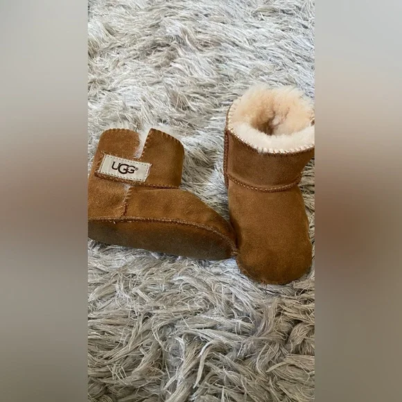 UGG Baby Erin Bootie in Chestnut Size M - Picture 3 of 5